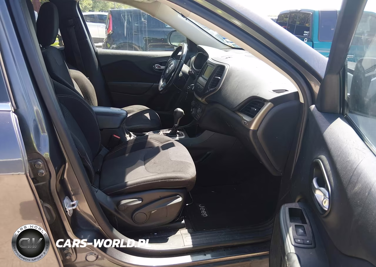 2015 Jeep Cherokee Latitude VIN:1C4PJLCBXFW699881 - 5