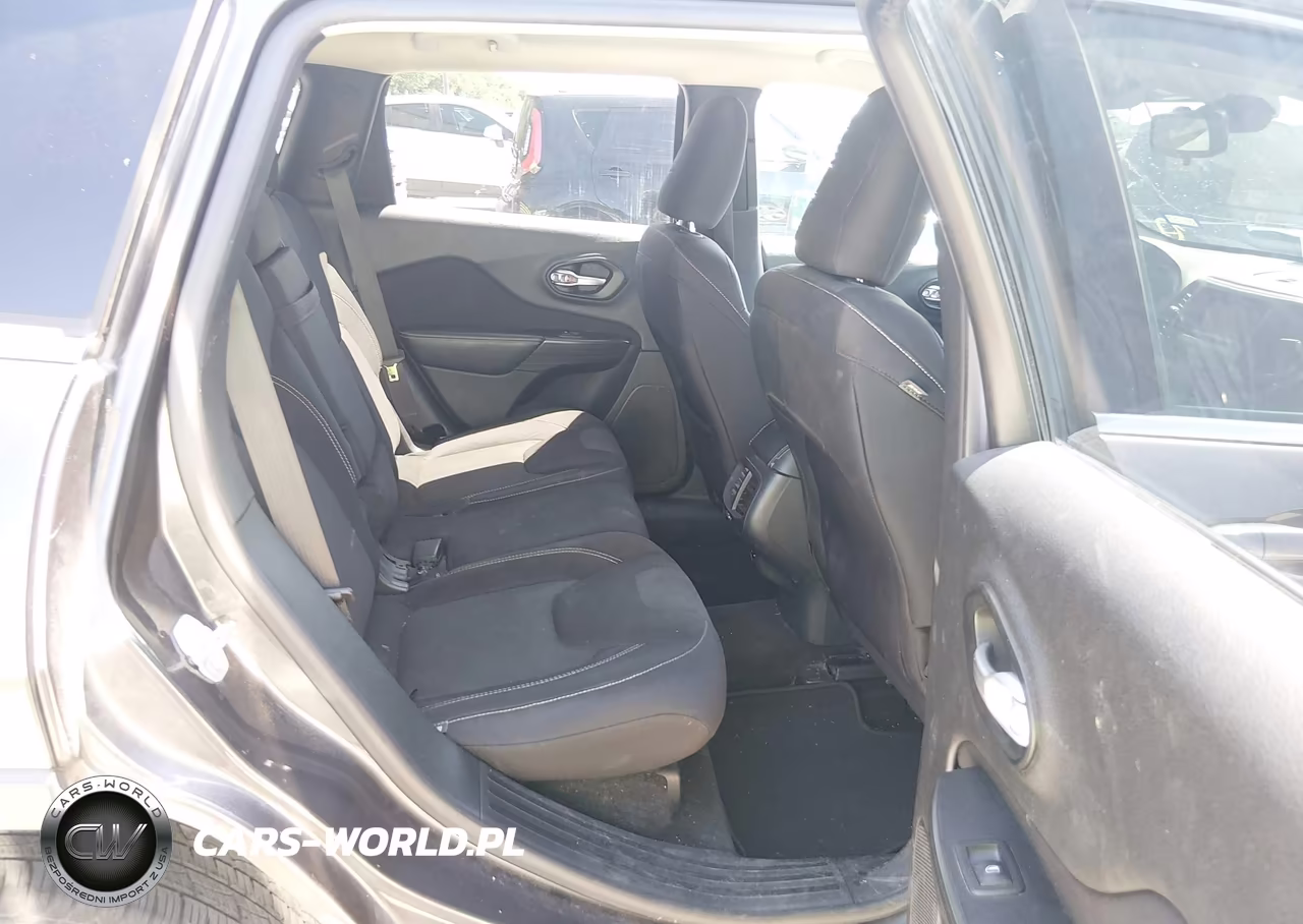 2015 Jeep Cherokee Latitude VIN:1C4PJLCBXFW699881 - 8