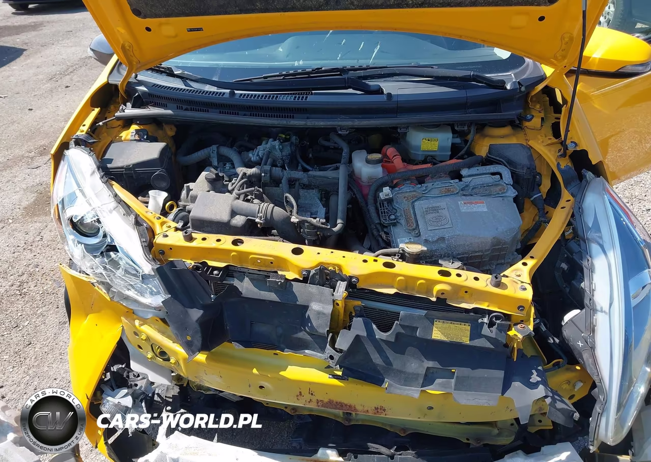2015 Toyota Prius C Three VIN:JTDKDTB36F1087444 - 10