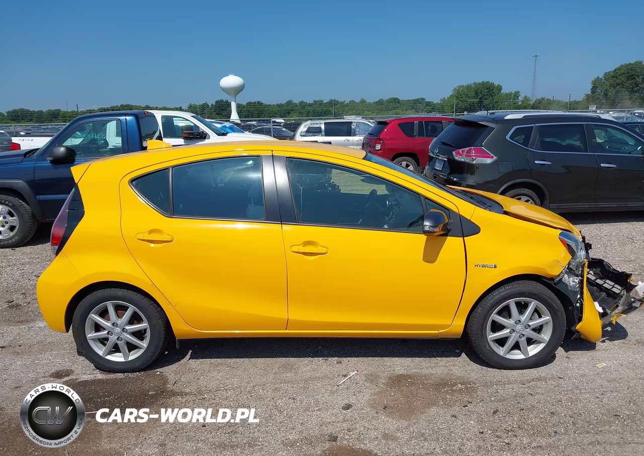 2015 Toyota Prius C Three VIN:JTDKDTB36F1087444 - 13