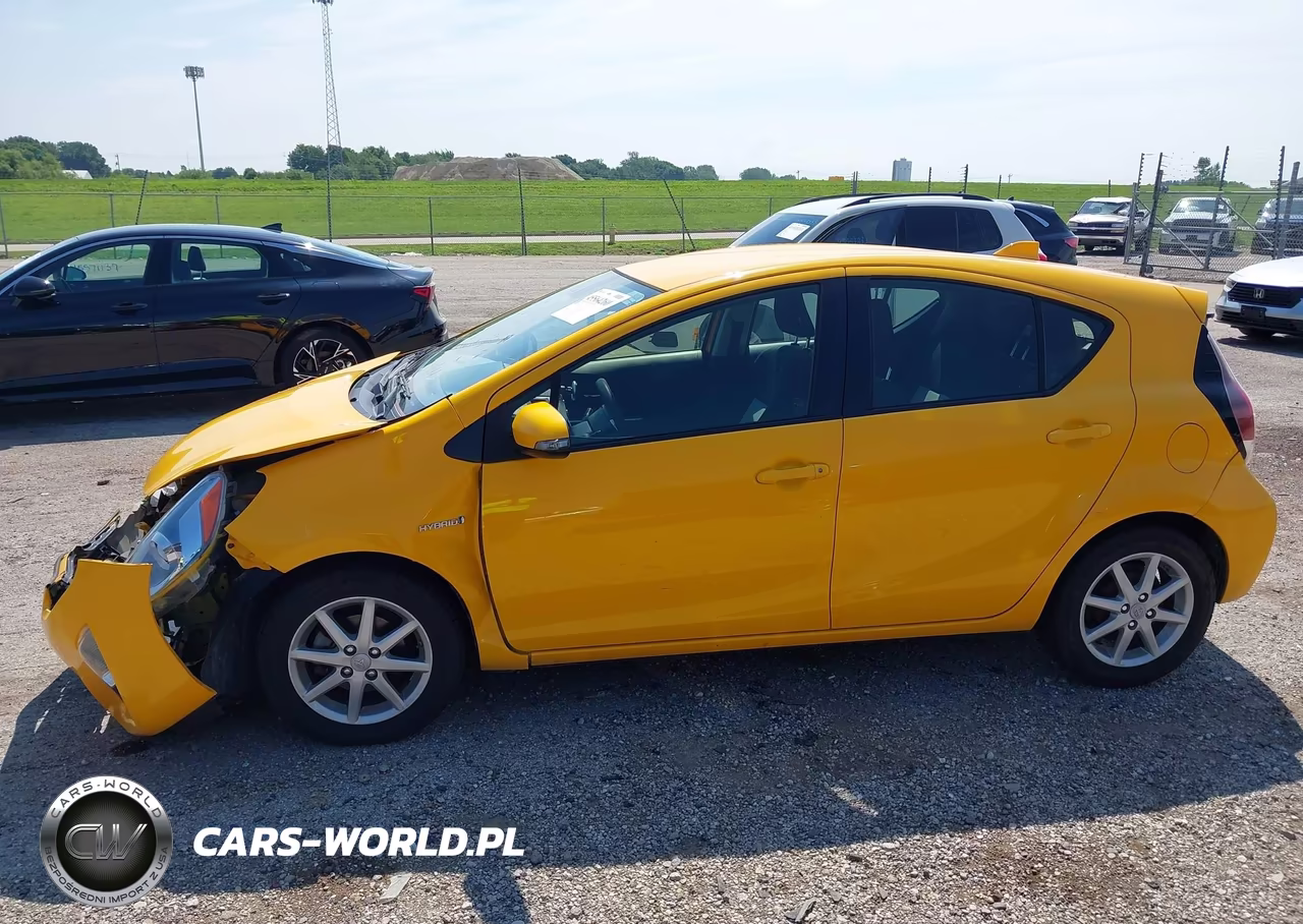 2015 Toyota Prius C Three VIN:JTDKDTB36F1087444 - 14