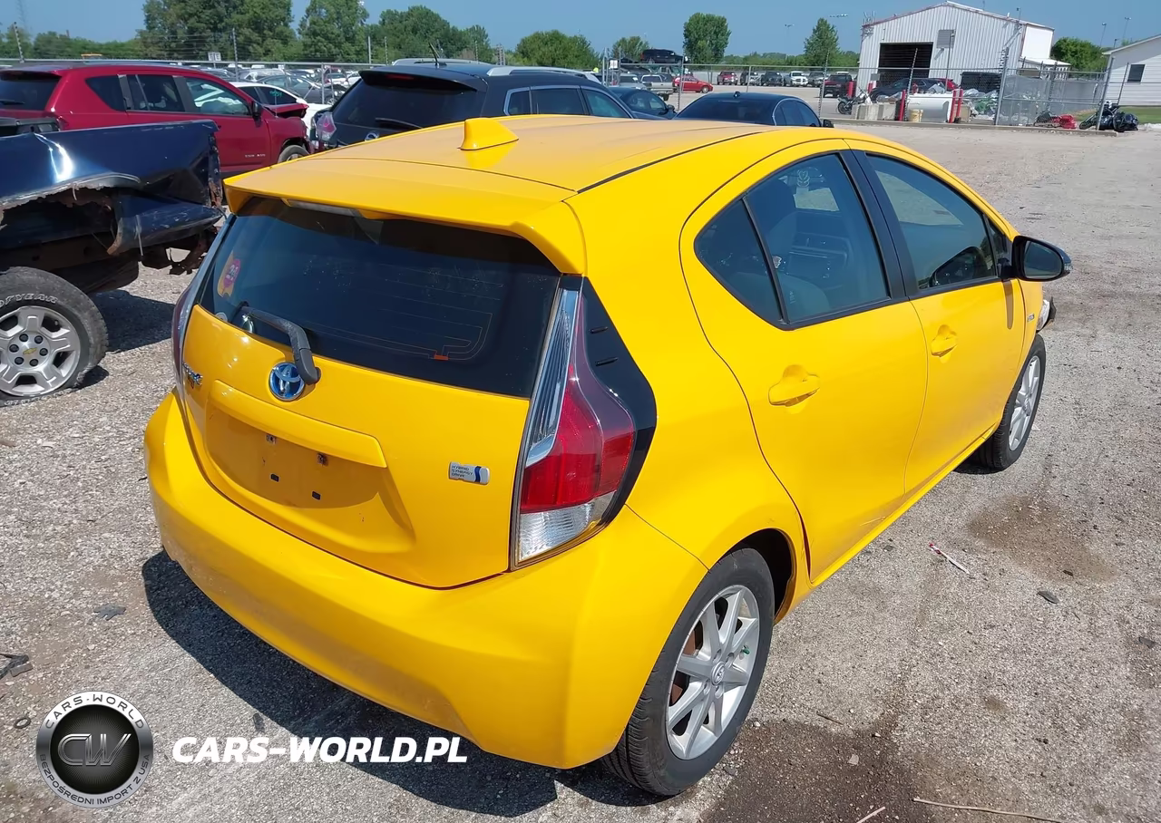 2015 Toyota Prius C Three VIN:JTDKDTB36F1087444 - 4