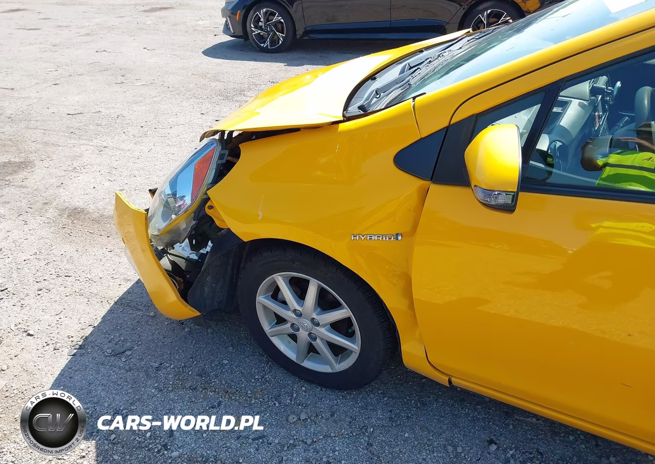 2015 Toyota Prius C Three VIN:JTDKDTB36F1087444 - 6