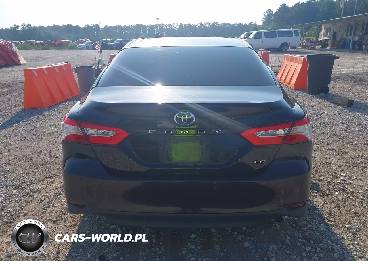 2018 Toyota Camry Le VIN:4T1B11HK4JU003930 - 16