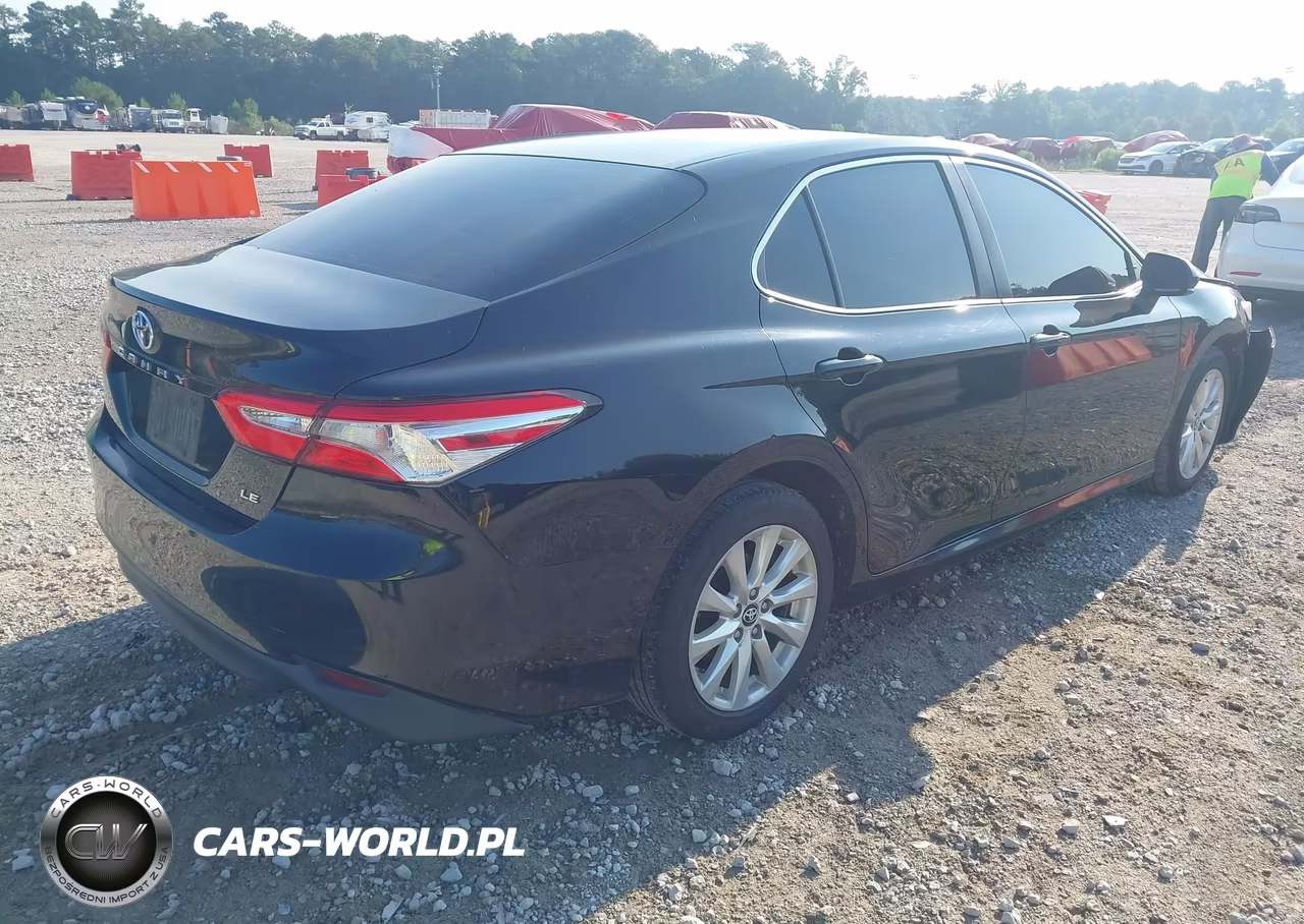 2018 Toyota Camry Le VIN:4T1B11HK4JU003930 - 4
