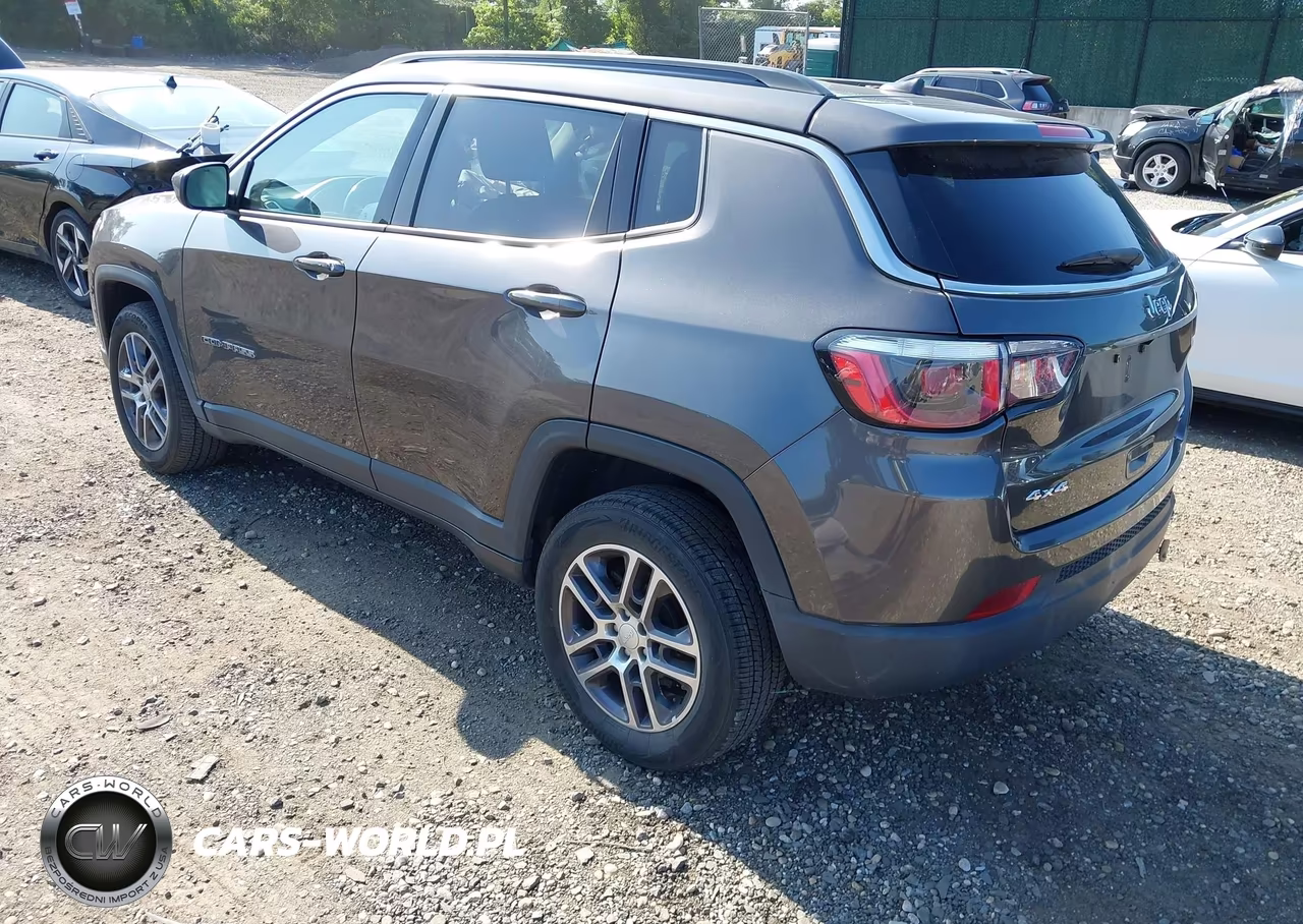 2018 Jeep Compass Latitude 4X4 VIN:3C4NJDBB1JT255690 - 3