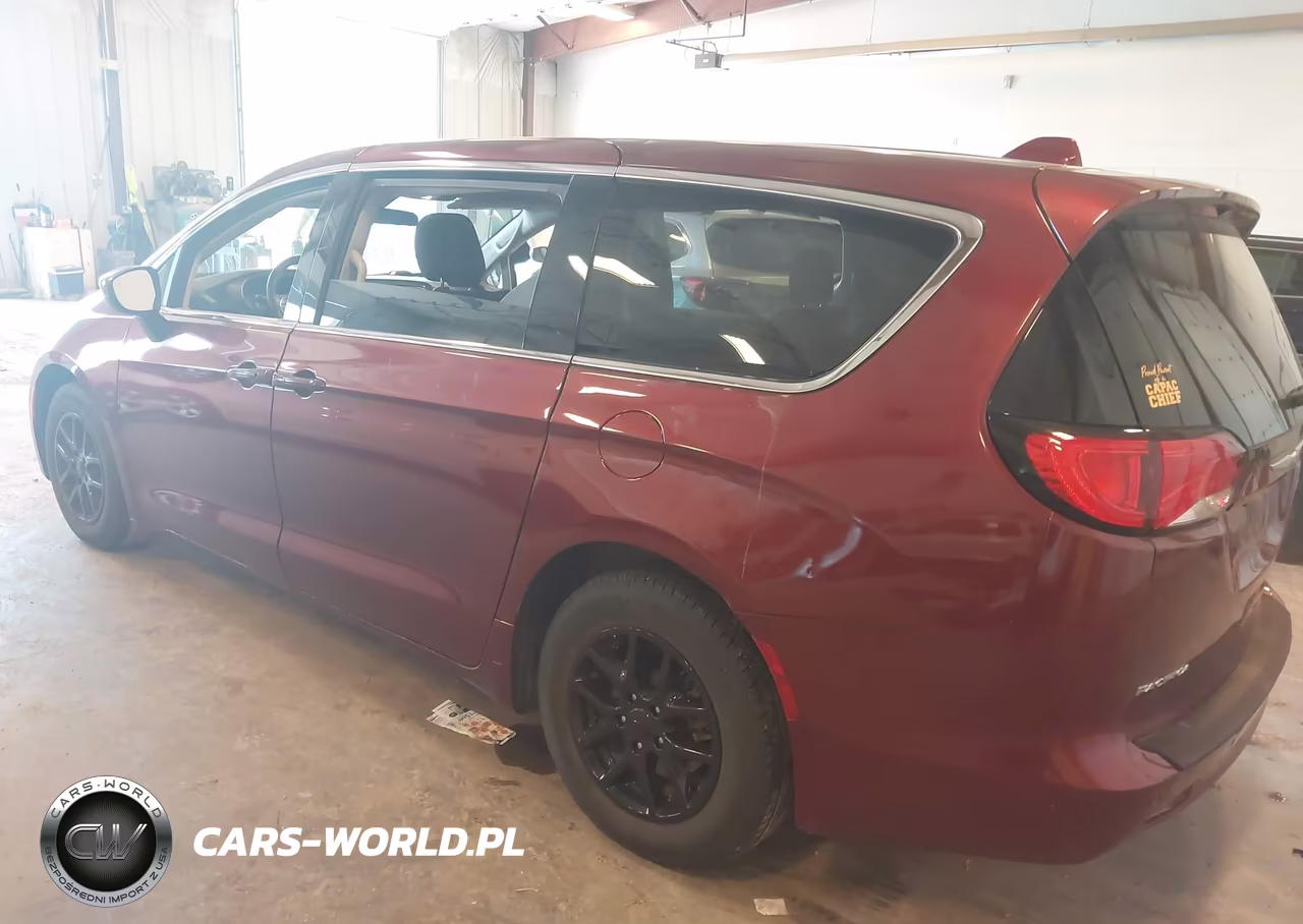2018 Chrysler Pacifica Touring VIN:2C4RC1DG3JR274179 - 3