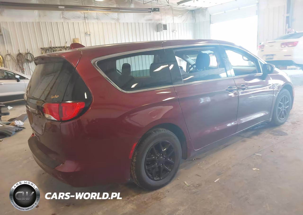 2018 Chrysler Pacifica Touring VIN:2C4RC1DG3JR274179 - 4