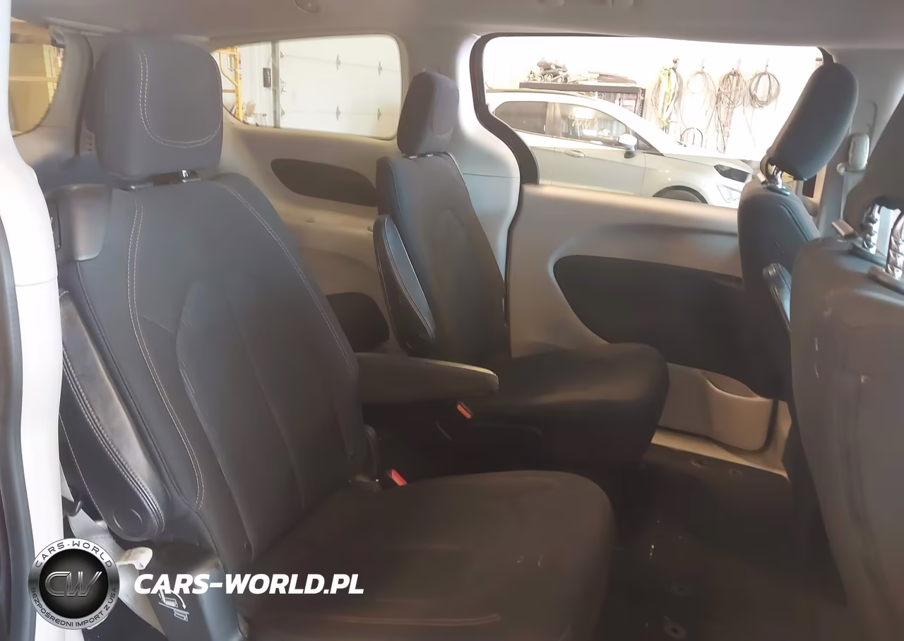 2018 Chrysler Pacifica Touring VIN:2C4RC1DG3JR274179 - 8