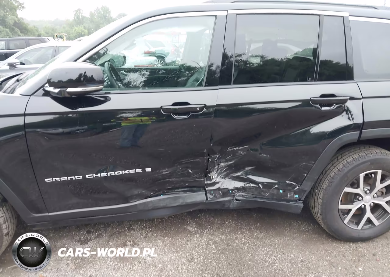 2025 Jeep Grand Cherokee Limited 4X4 VIN:1C4RJHBGXSC296000 - 17