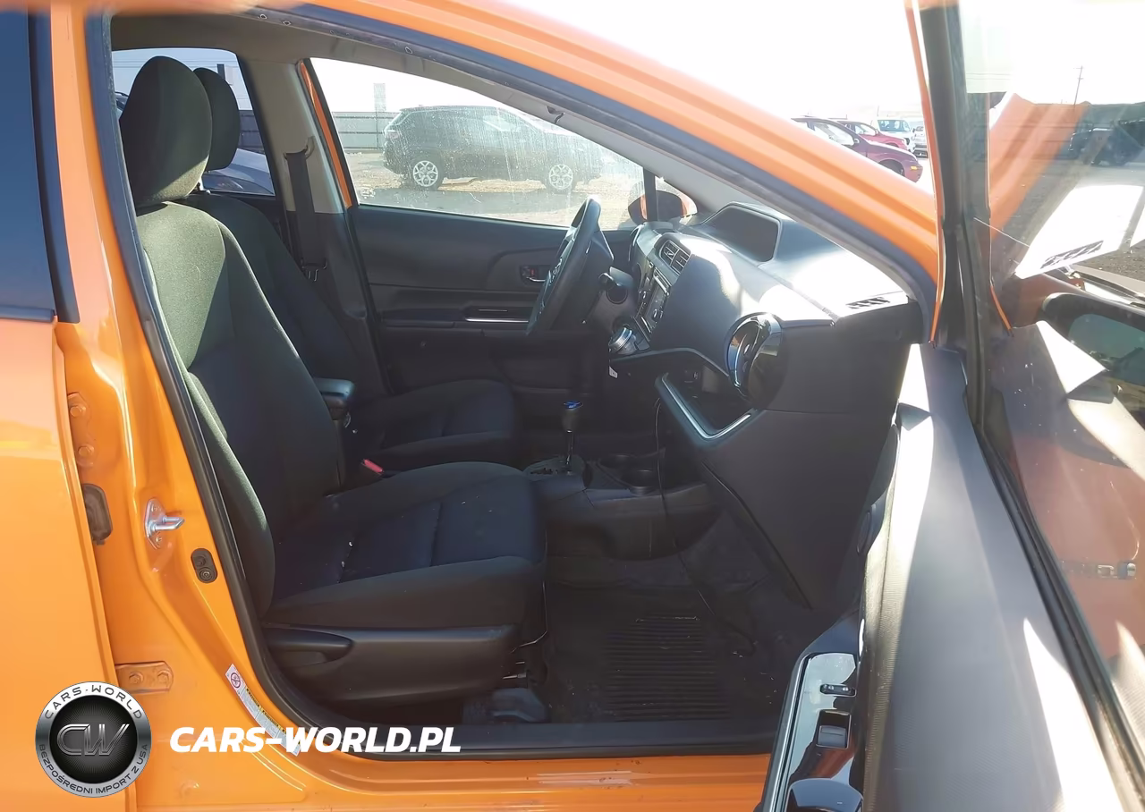 2017 Toyota Prius C Two VIN:JTDKDTB33H1595695 - 5