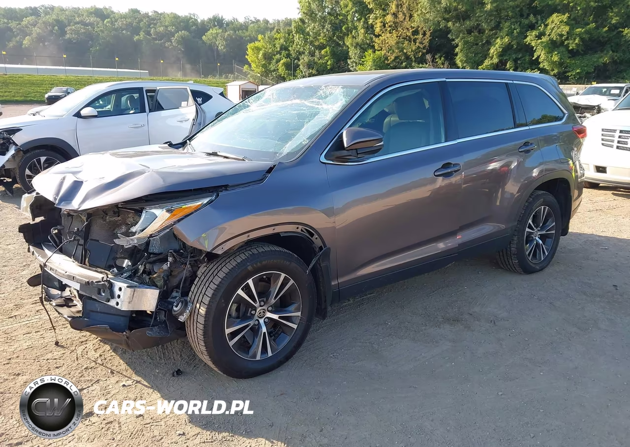2019 Toyota Highlander Le VIN:5TDBZRFH1KS744738 - 2
