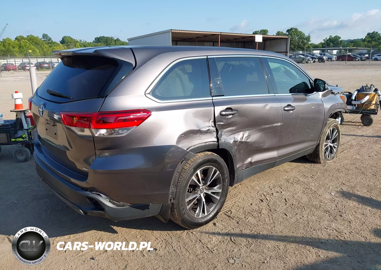 2019 Toyota Highlander Le VIN:5TDBZRFH1KS744738 - 4