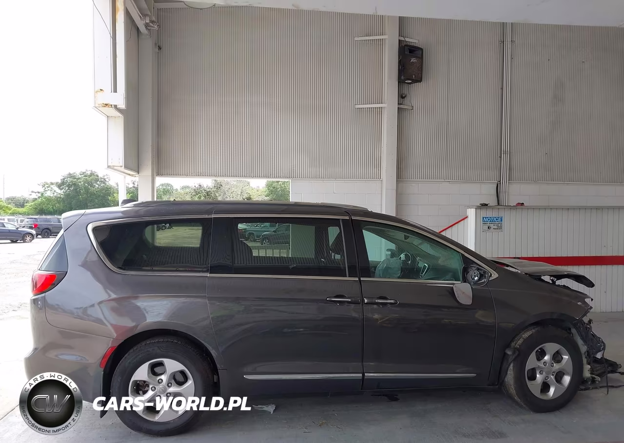 2017 Chrysler Pacifica Touring-L Plus VIN:2C4RC1EG7HR752435 - 13