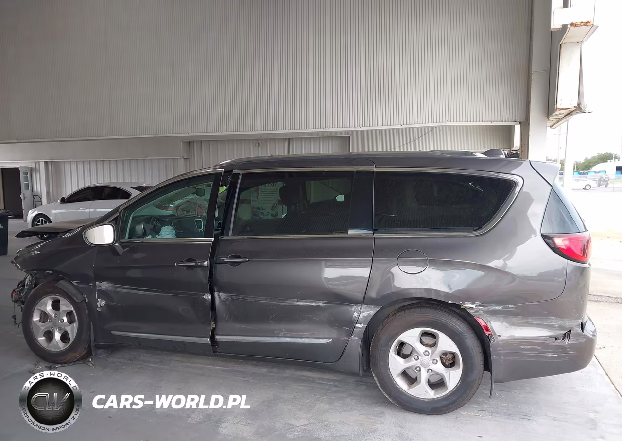 2017 Chrysler Pacifica Touring-L Plus VIN:2C4RC1EG7HR752435 - 14