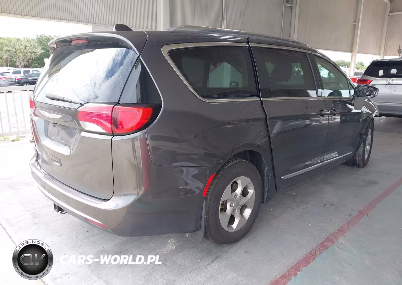 2017 Chrysler Pacifica Touring-L Plus VIN:2C4RC1EG7HR752435 - 4