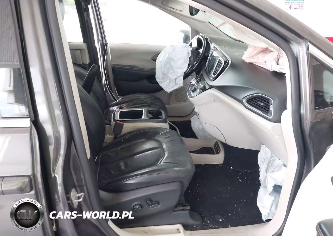 2017 Chrysler Pacifica Touring-L Plus VIN:2C4RC1EG7HR752435 - 5