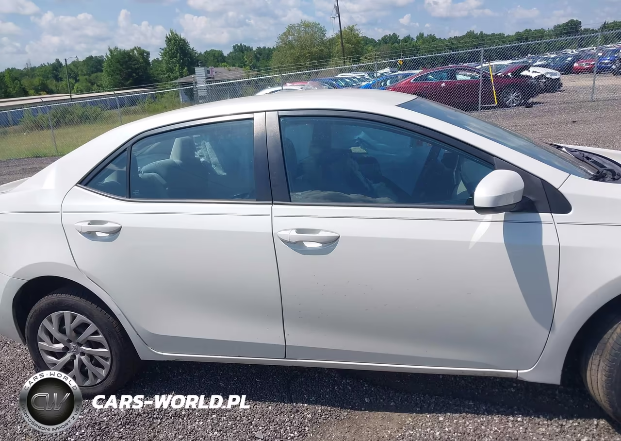 2017 Toyota Corolla Le VIN:5YFBURHE8HP646440 - 13