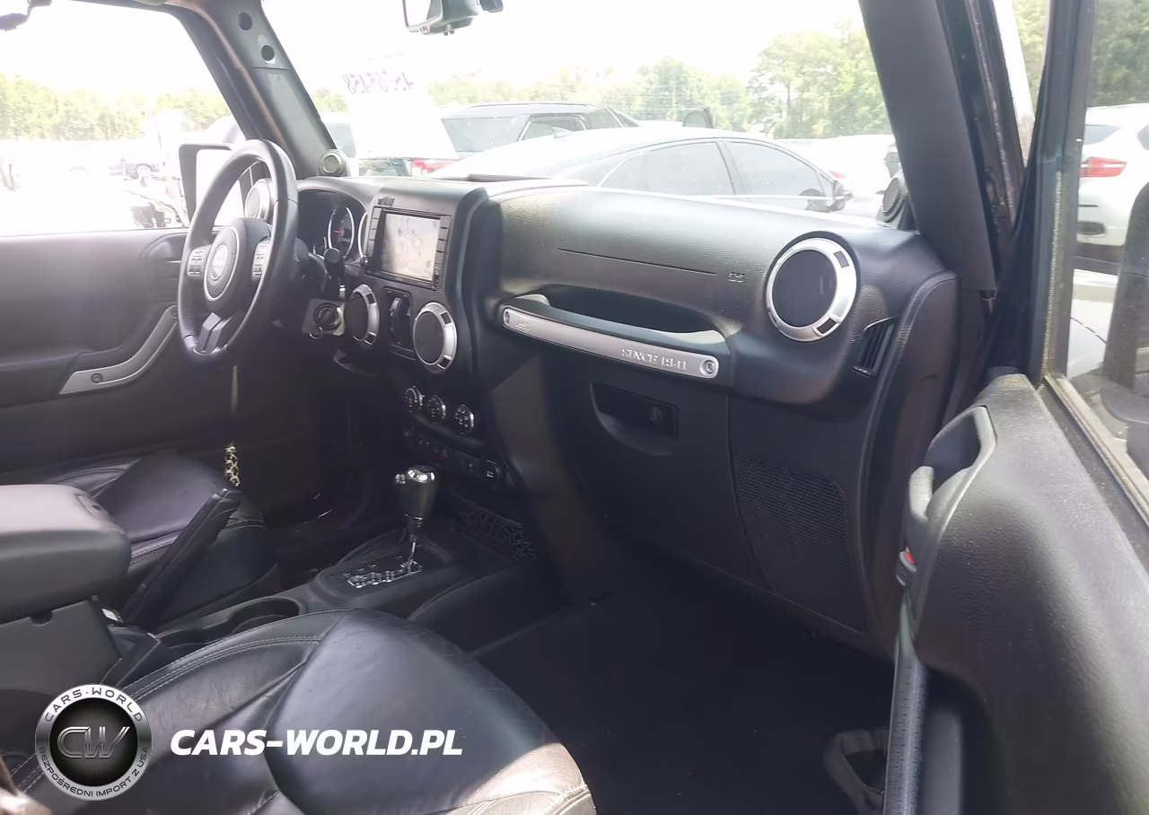 2014 Jeep Wrangler Unlimited Sahara VIN:1C4BJWEG3EL117804 - 5