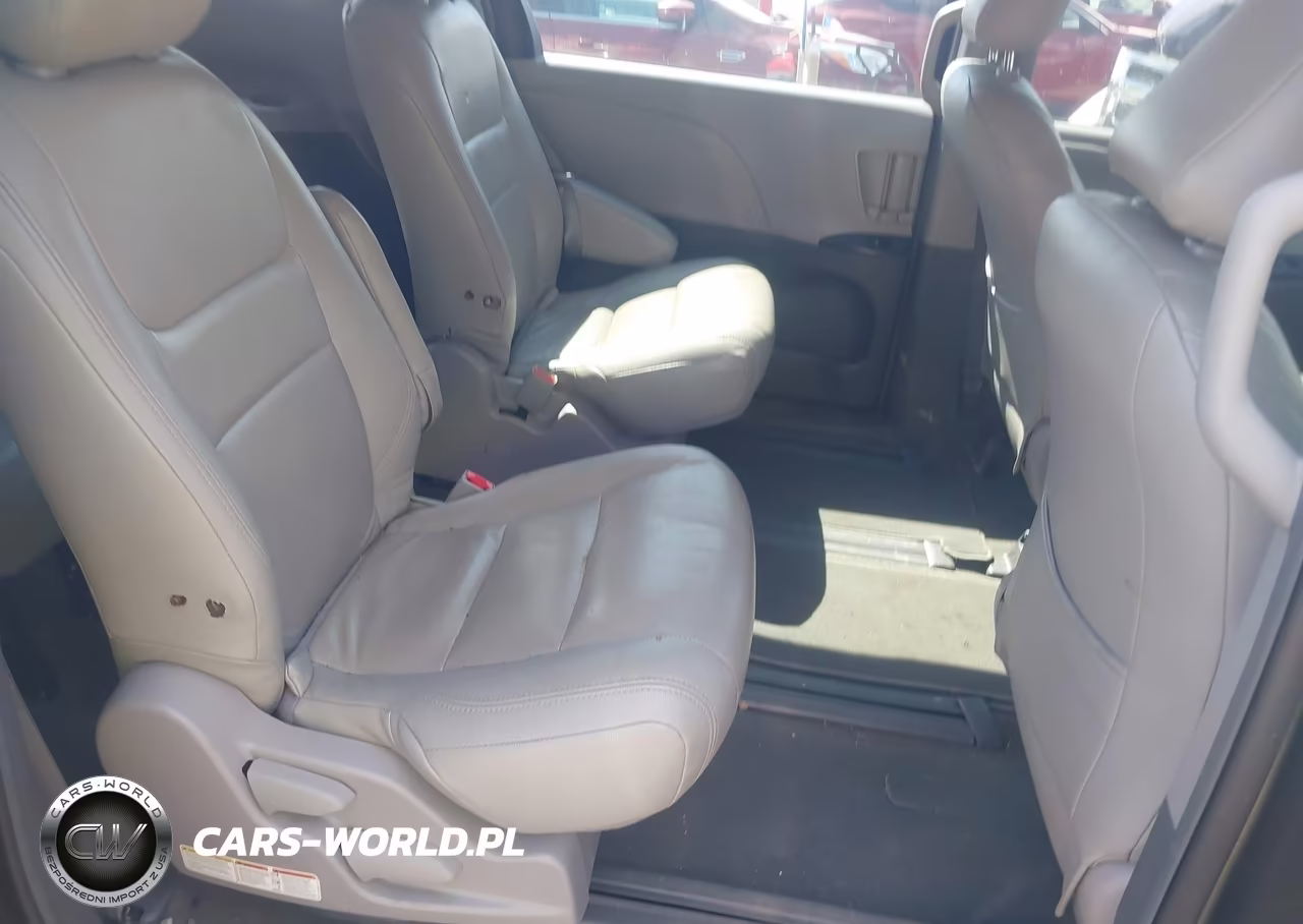2018 Toyota Sienna L 7 Passenger VIN:5TDZZ3DCXJS960086 - 8