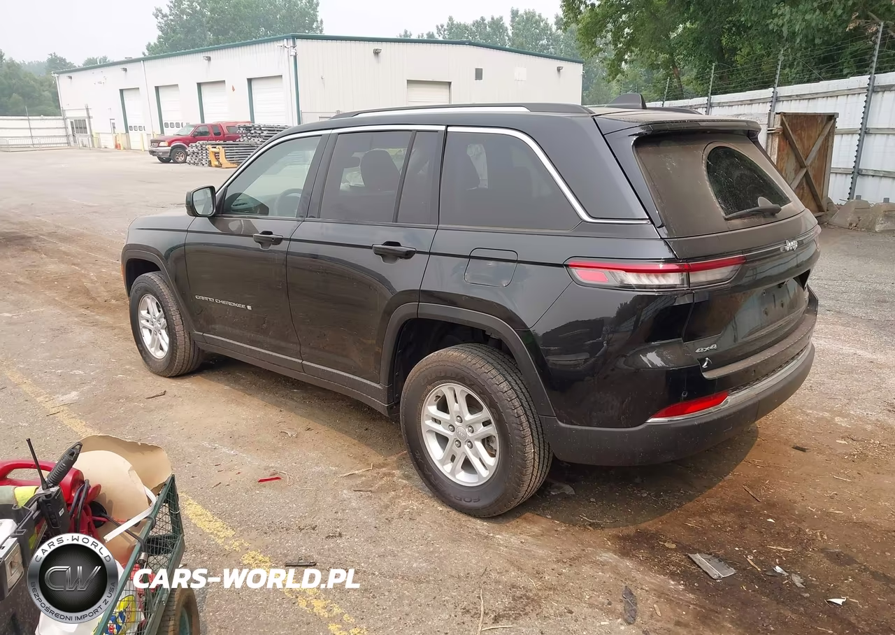 2023 Jeep Grand Cherokee Laredo 4X4 VIN:1C4RJHAG1PC549181 - 3