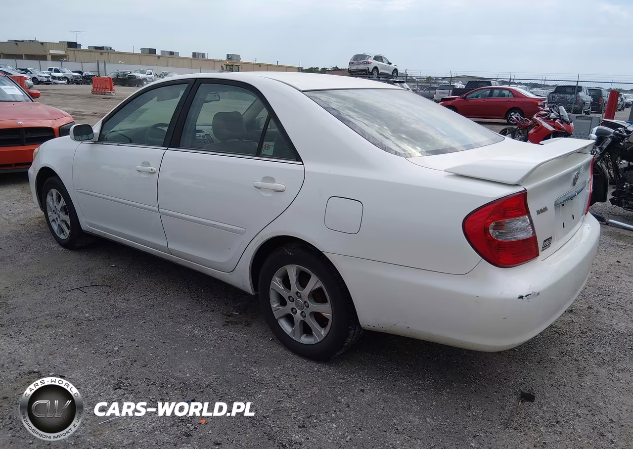 2004 Toyota Camry Le VIN:JTDBE30K940256043 - 3