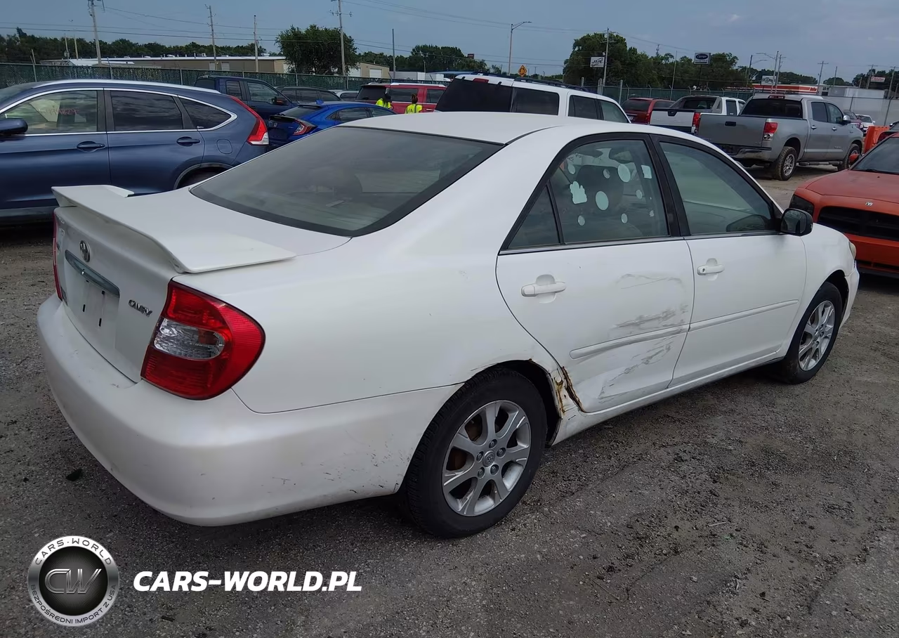 2004 Toyota Camry Le VIN:JTDBE30K940256043 - 4