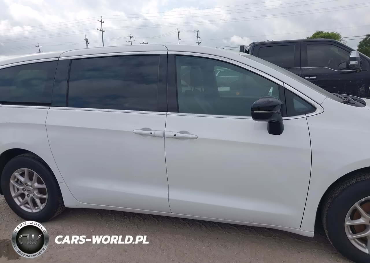 2025 Chrysler Pacifica Select VIN:2C4RC1BG6SR551637 - 13