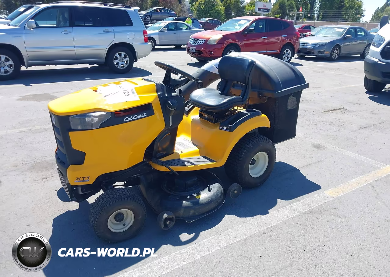 2016 Cub Cadet Riding Lawnmower VIN:1E106H40441 - 2