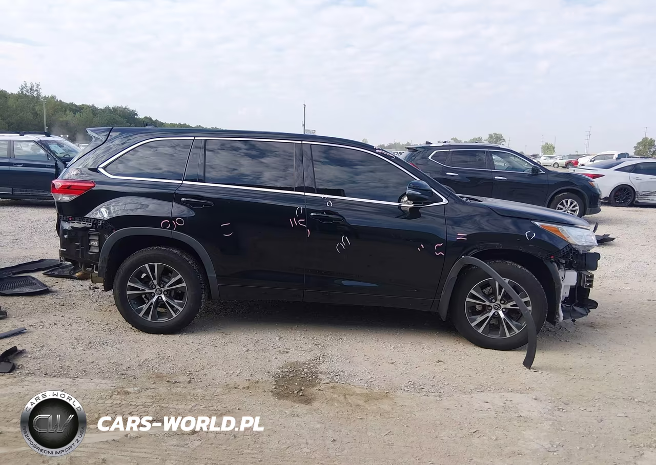 2018 Toyota Highlander Le Plus VIN:5TDBZRFH1JS807576 - 13