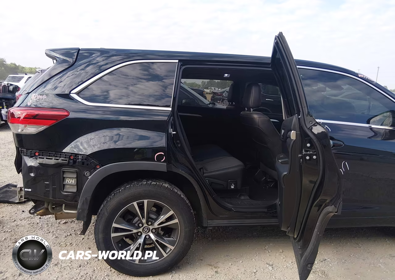 2018 Toyota Highlander Le Plus VIN:5TDBZRFH1JS807576 - 8