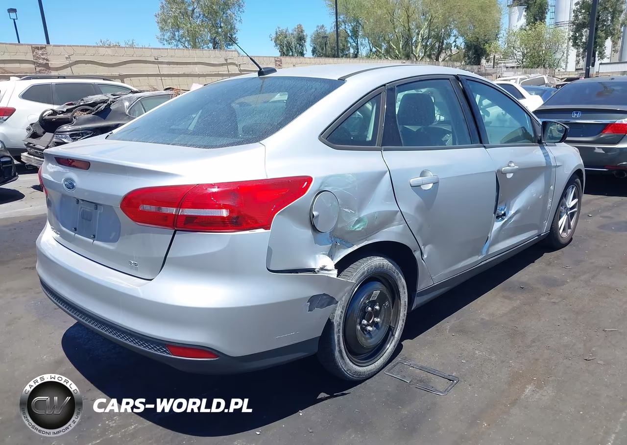 2018 Ford Focus Se VIN:1FADP3F20JL313028 - 4