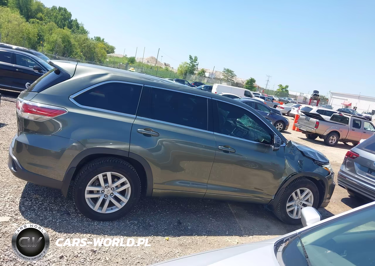 2015 Toyota Highlander Le V6 VIN:5TDBKRFH0FS158218 - 13