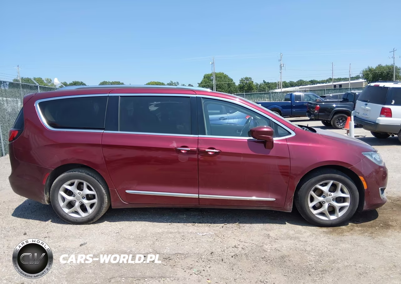2017 Chrysler Pacifica Touring-L Plus VIN:2C4RC1EG0HR796311 - 12