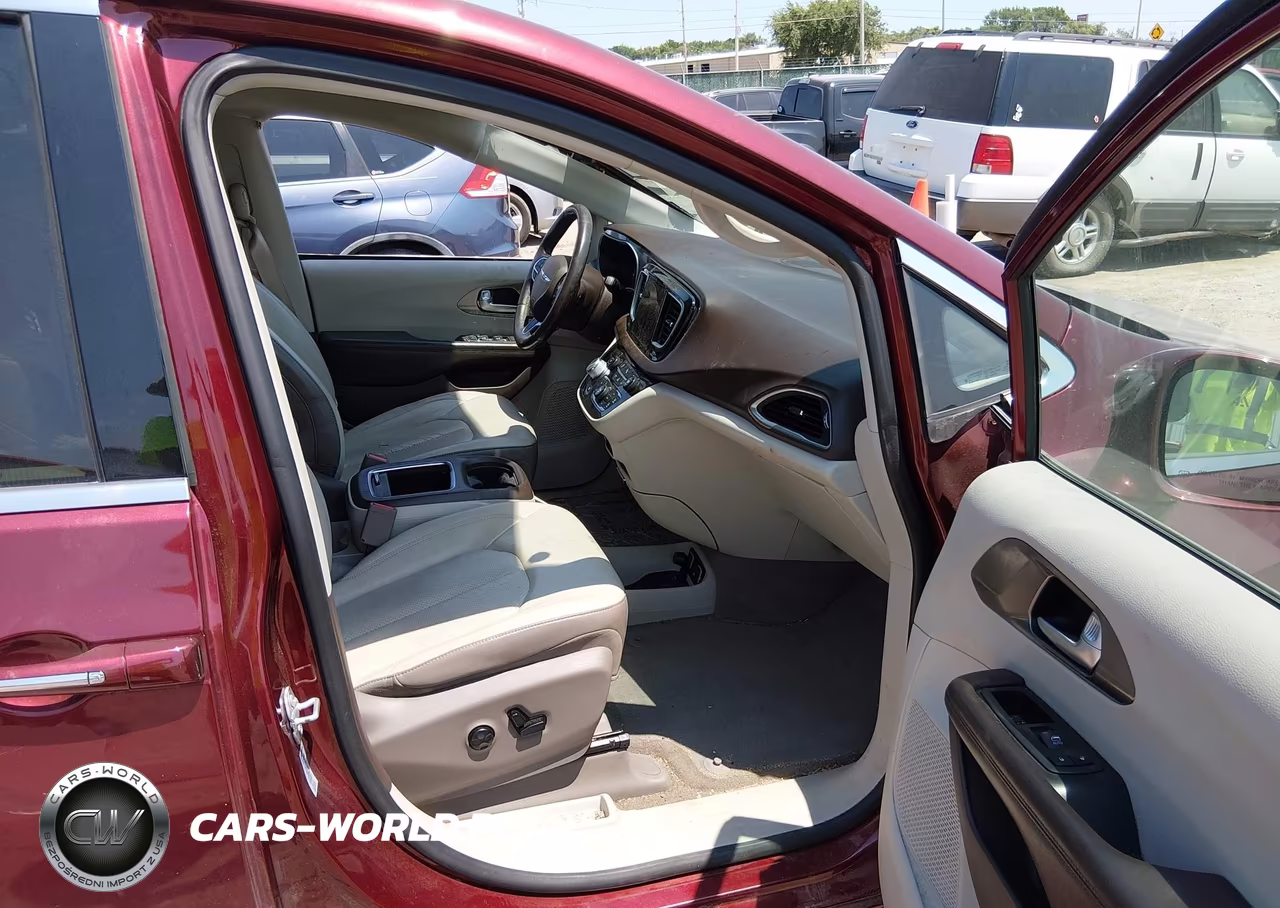 2017 Chrysler Pacifica Touring-L Plus VIN:2C4RC1EG0HR796311 - 5