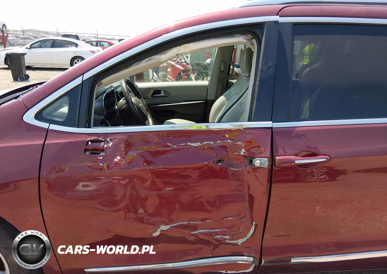 2017 Chrysler Pacifica Touring-L Plus VIN:2C4RC1EG0HR796311 - 6