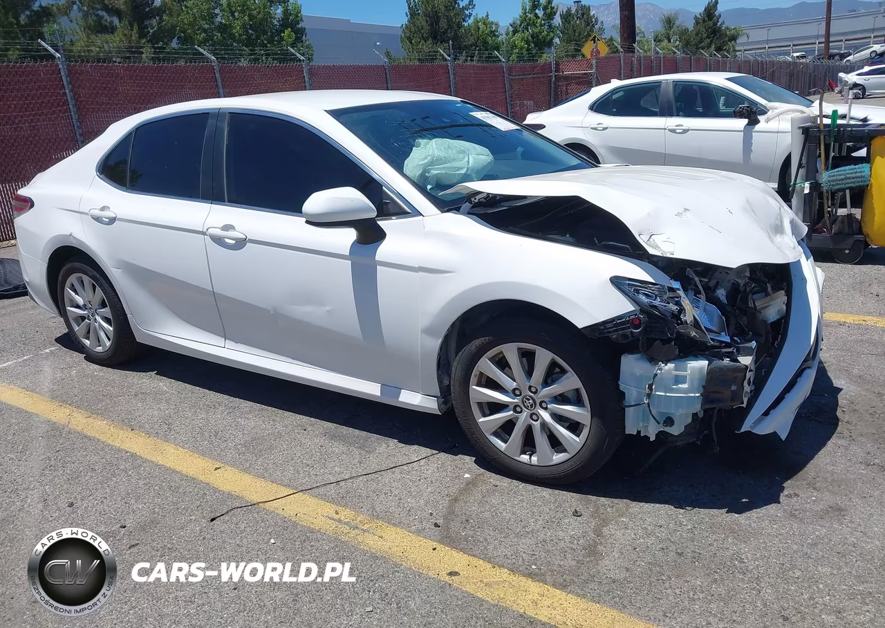 2020 Toyota Camry Le – zdjęcie 1 z 17
