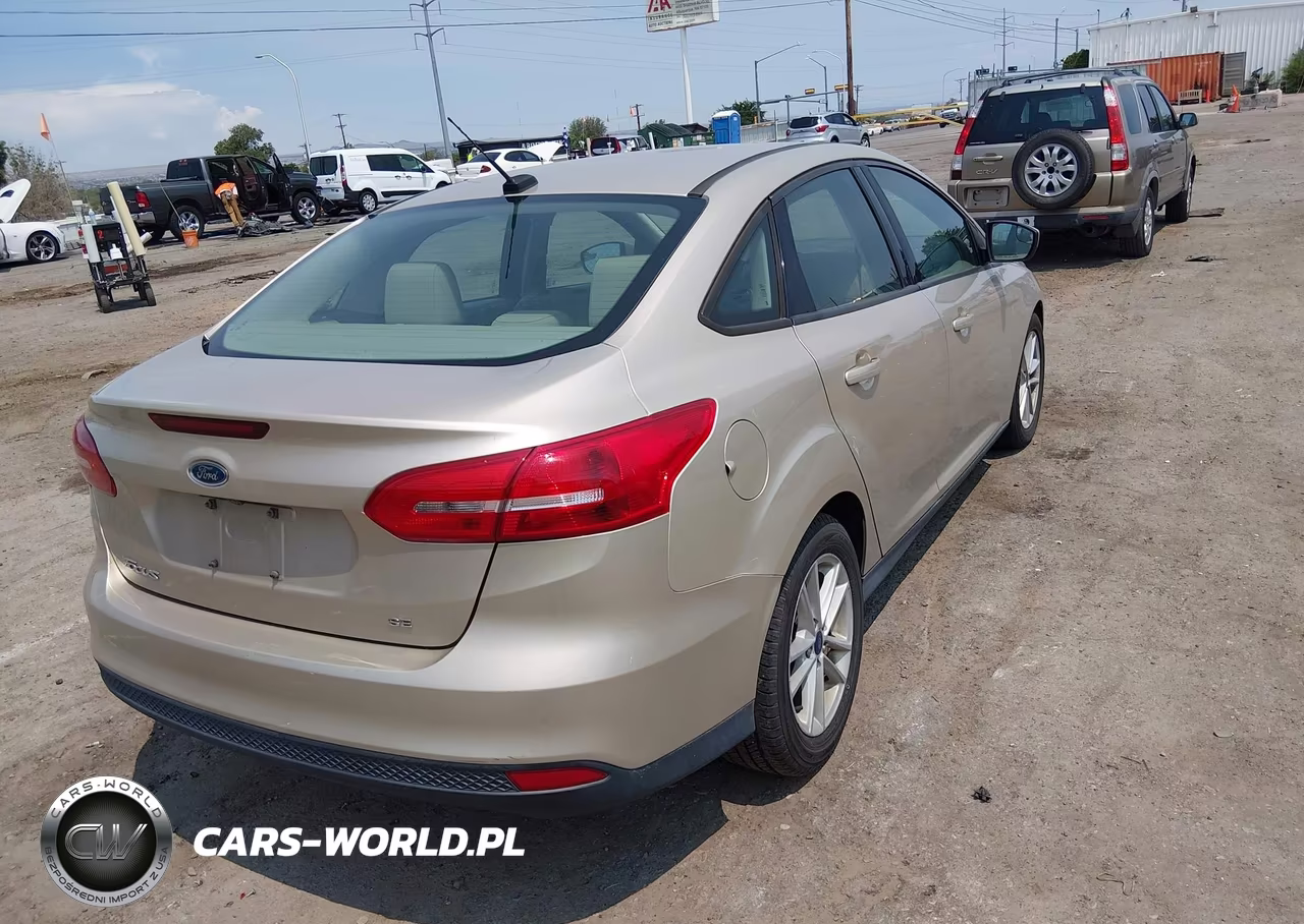 2018 Ford Focus Se VIN:1FADP3F27JL270095 - 4