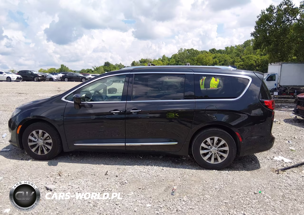 2019 Chrysler Pacifica Touring L VIN:2C4RC1BG0KR612934 - 14