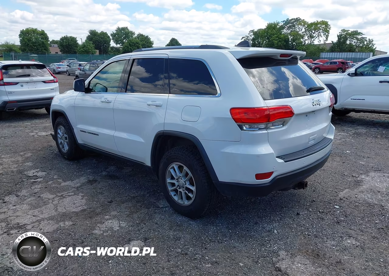 2018 Jeep Grand Cherokee Laredo E 4X4 VIN:1C4RJFAG3JC443763 - 3