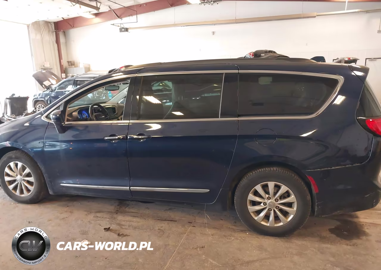 2017 Chrysler Pacifica Touring-L VIN:2C4RC1BG7HR823573 - 14