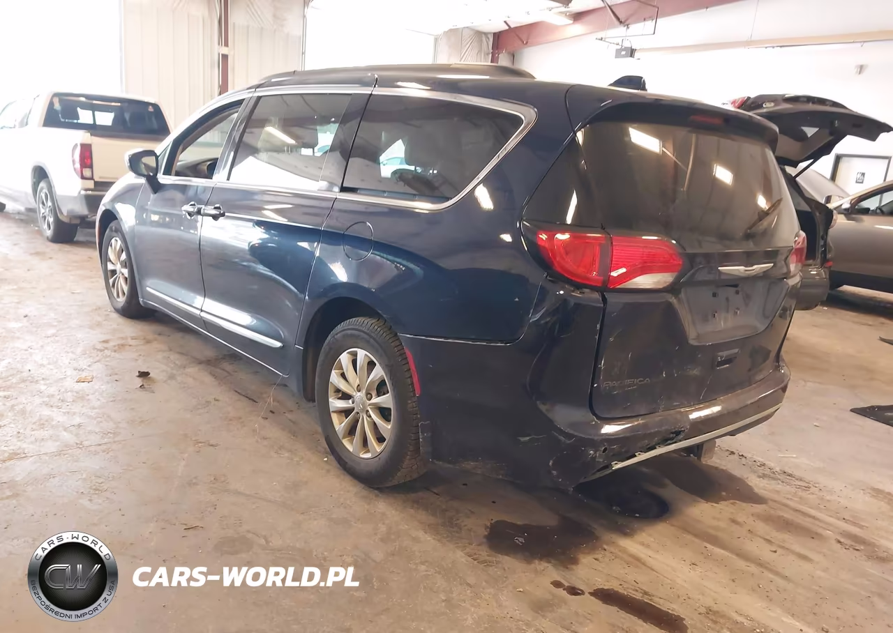 2017 Chrysler Pacifica Touring-L VIN:2C4RC1BG7HR823573 - 3