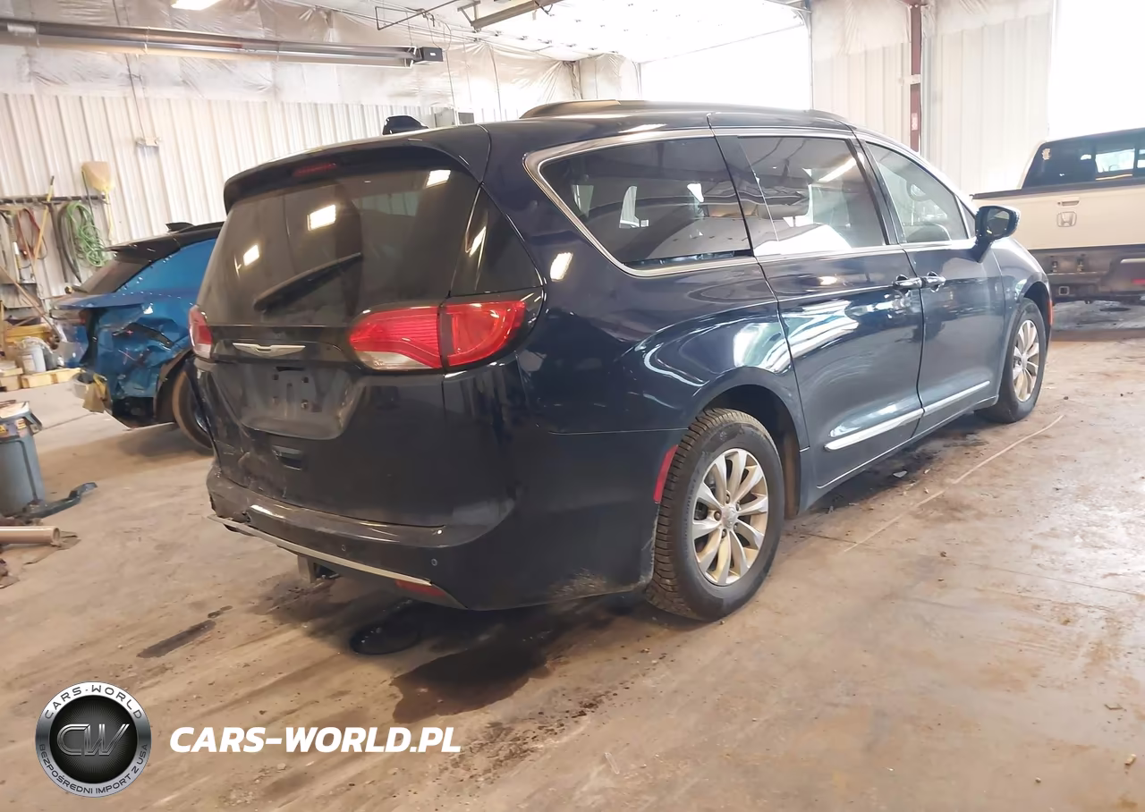 2017 Chrysler Pacifica Touring-L VIN:2C4RC1BG7HR823573 - 4