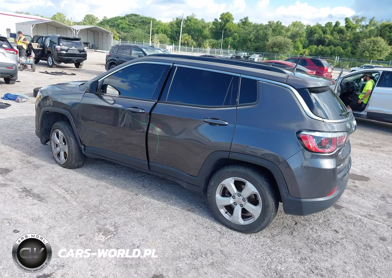 2019 Jeep Compass Latitude 4X4 VIN:3C4NJDBBXKT678852 - 3