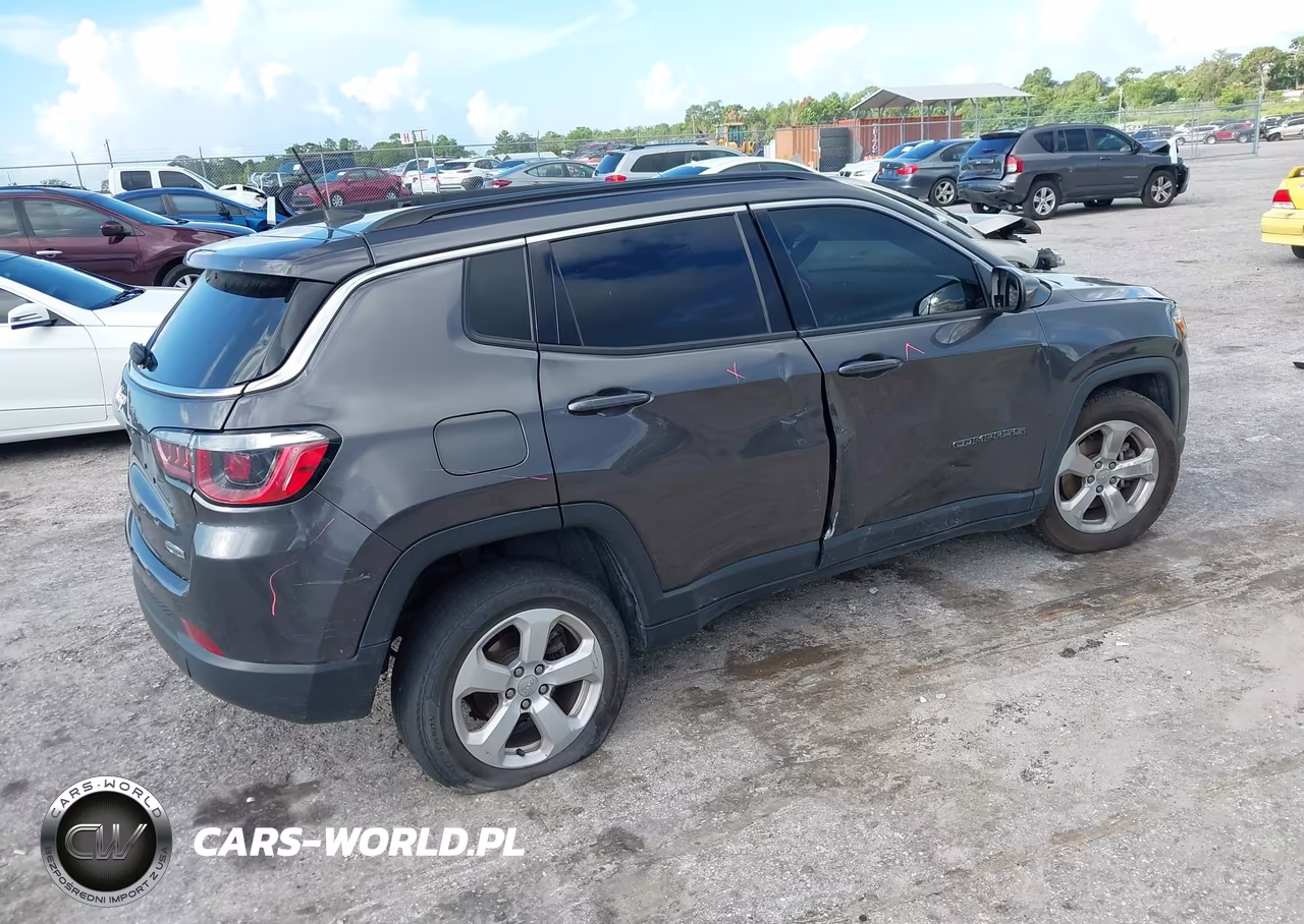 2019 Jeep Compass Latitude 4X4 VIN:3C4NJDBBXKT678852 - 4