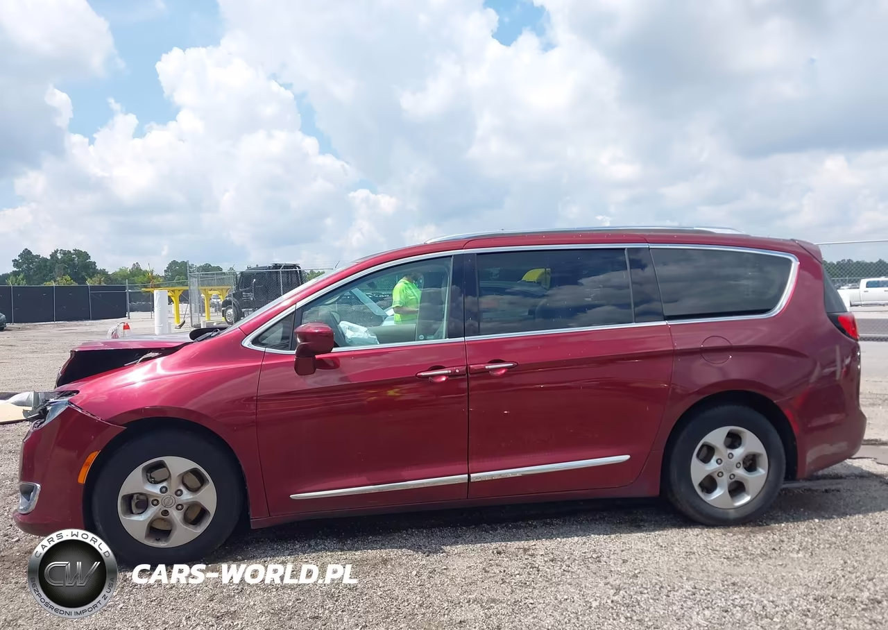 2017 Chrysler Pacifica Touring-L Plus VIN:2C4RC1EG4HR543590 - 14