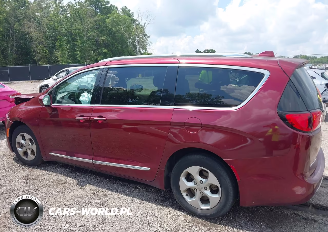 2017 Chrysler Pacifica Touring-L Plus VIN:2C4RC1EG4HR543590 - 3