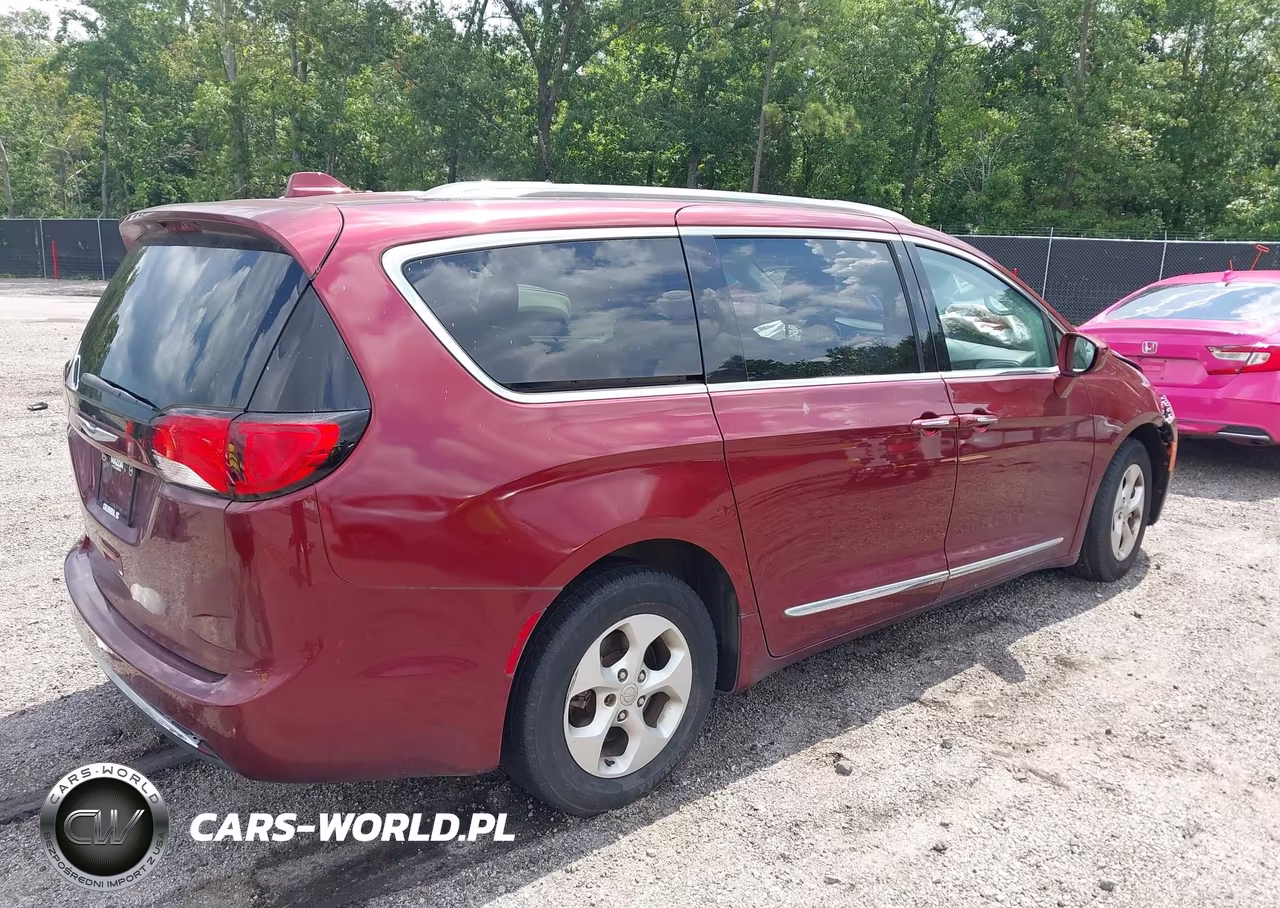 2017 Chrysler Pacifica Touring-L Plus VIN:2C4RC1EG4HR543590 - 4