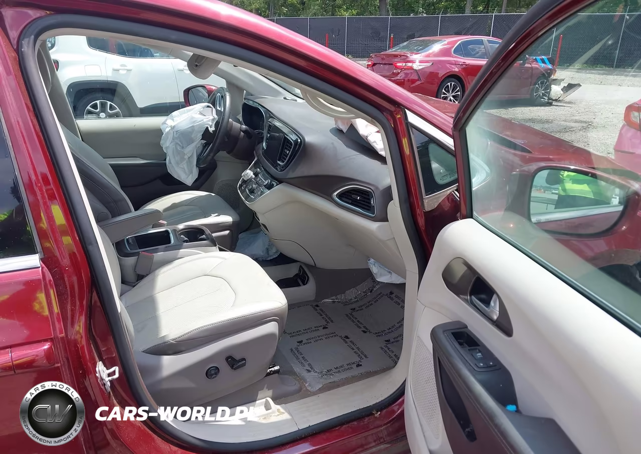 2017 Chrysler Pacifica Touring-L Plus VIN:2C4RC1EG4HR543590 - 5