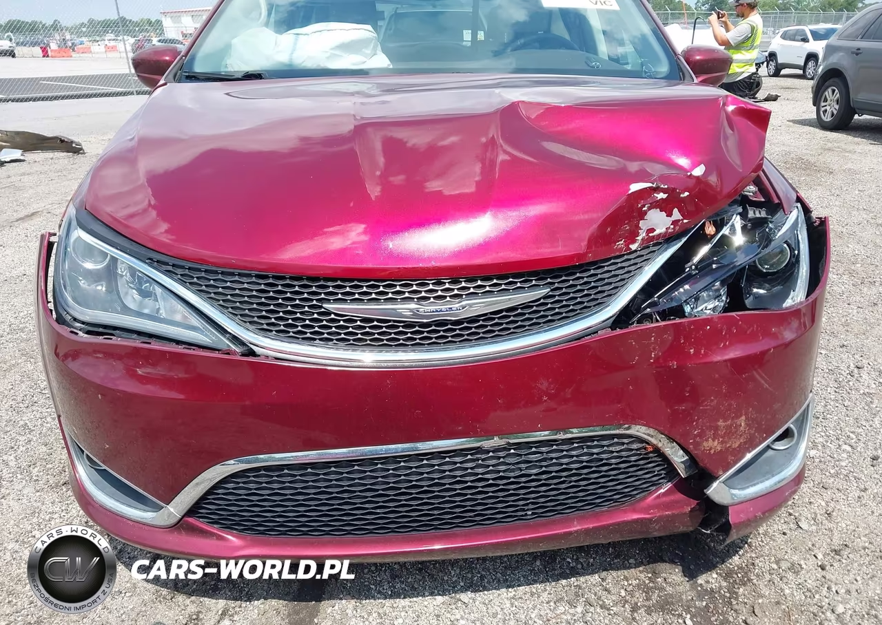 2017 Chrysler Pacifica Touring-L Plus VIN:2C4RC1EG4HR543590 - 6